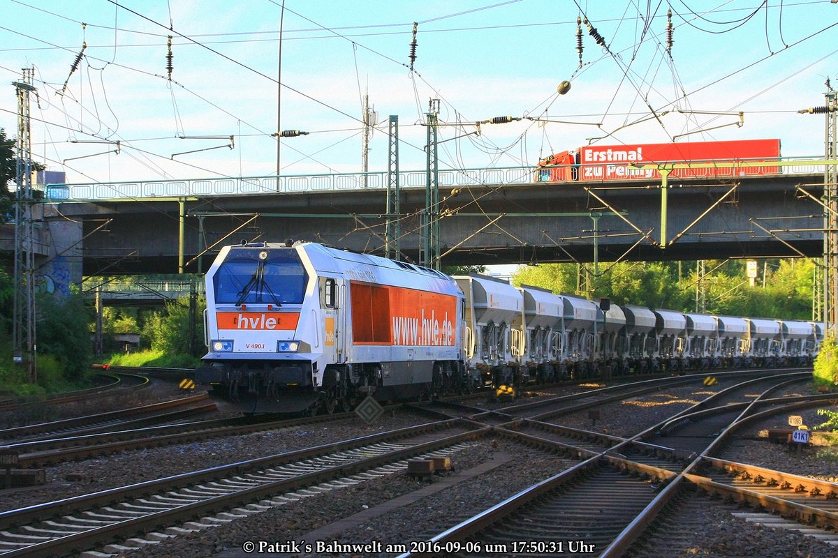 HVLE V490.1 mit Kieswagenzug am 06.09.2016 in Hamburg-Harburg