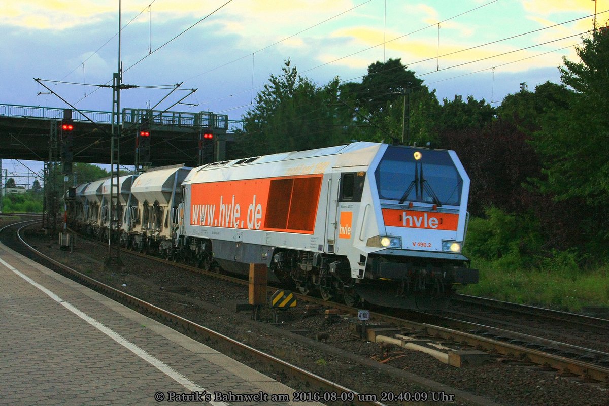 HVLE V490.2 mit Kieswagenzug am 09.08.2016 in Hamburg-Harburg