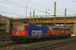 SBB Cargo Re 421 387 und HSL 151 017 abgestellt am 08.12.2016 in Hamburg-Harburg Gl.175