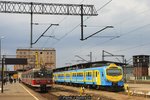 PKP EN57 AL-1324 & EN57-1336 warten in Bydgoszcz Glowny auf weitere Fahrgäste im Mai 2015