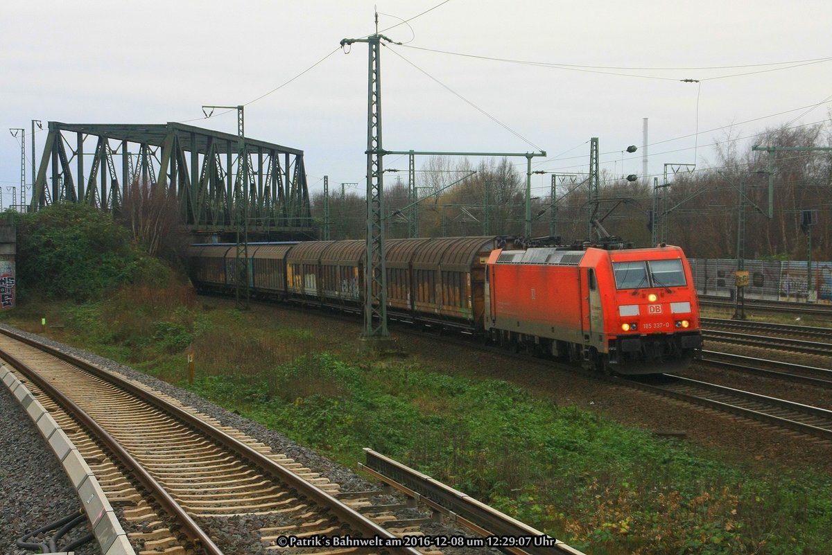 185 337 mit Gemischten Güterzug am 08.12.2016 in Hamburg-Veddel