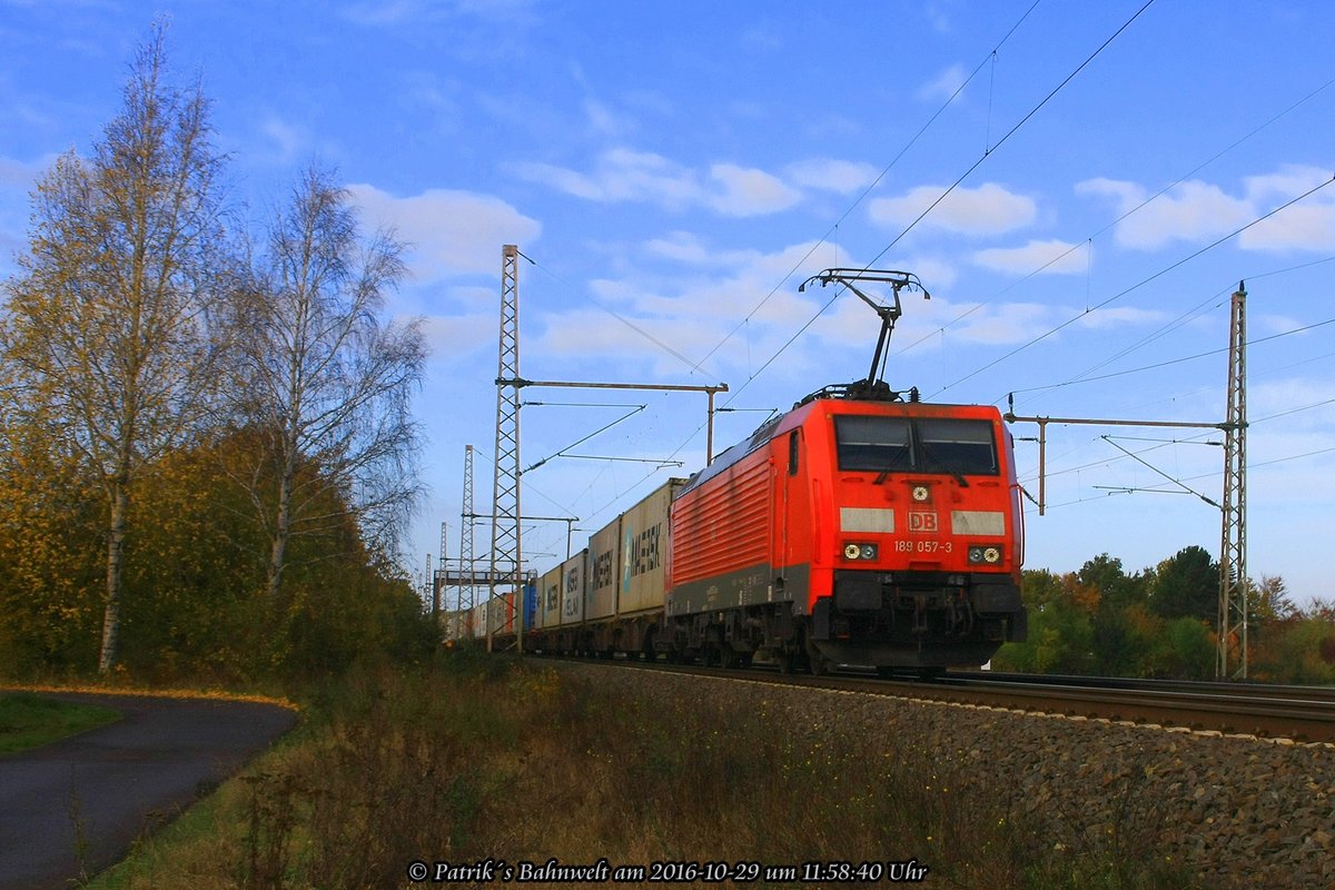 189 057 mit Containerzug am 29.10.2016 in Dedensen-Gümmer auf dem Weg Richtung Osten