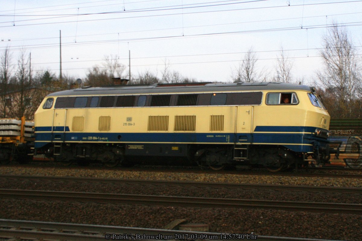 AVG 215 004 mit Schwellenzug am 09.03.2017 in Hamburg-Harburg