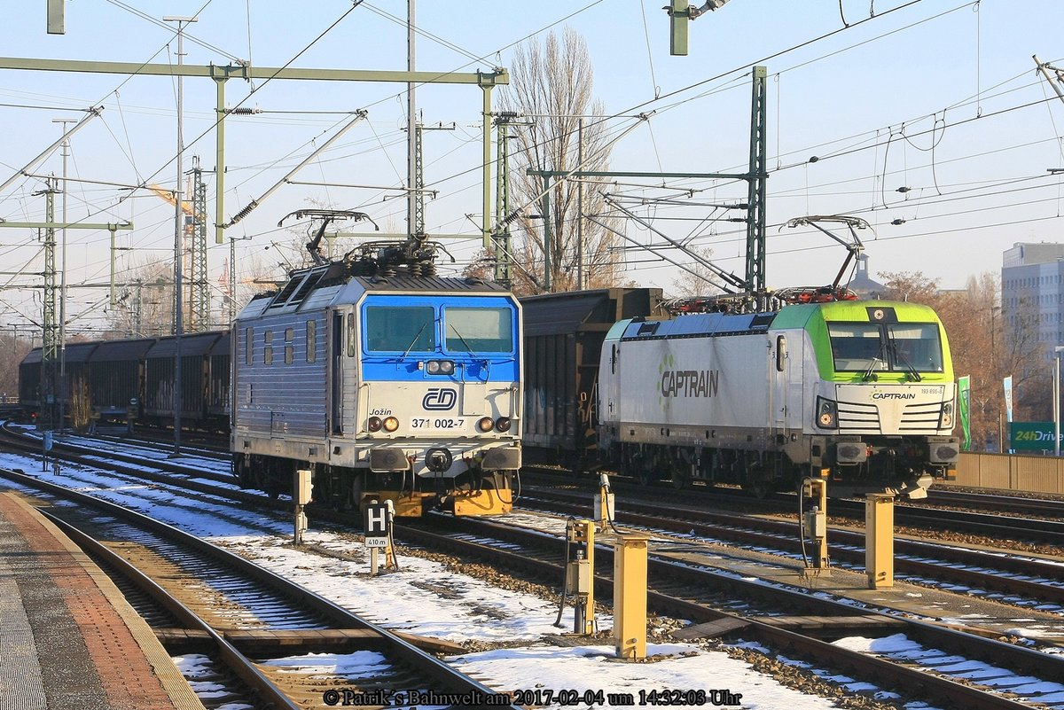 CD 371 002 wartet auf ihren nächsten Einsatz und Captrain 193 896 passiert diese mit Ihrem Güterzug am 04.02.2017 in Dresden Hauptbahnhof