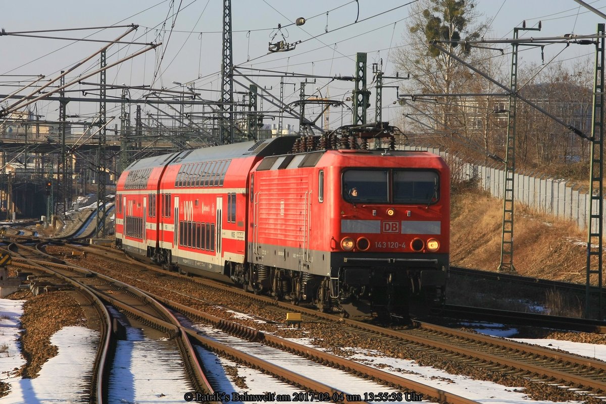 DB 143 120 mit S1 nach Schöna am 04.02.2017 in Dresden Hauptbahnhof