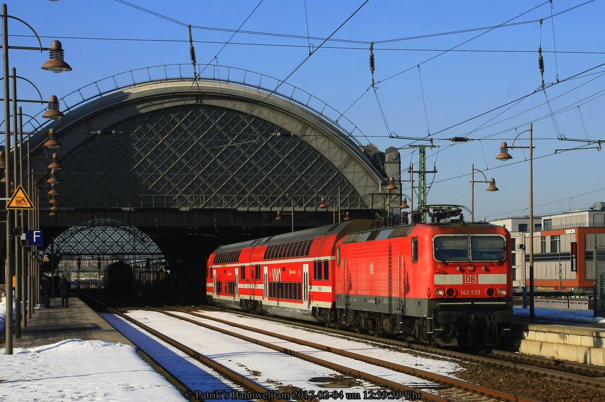 DB 143 933 mit S2 nach Pirna am 04.02.2017 in Dresden Hauptbahnhof