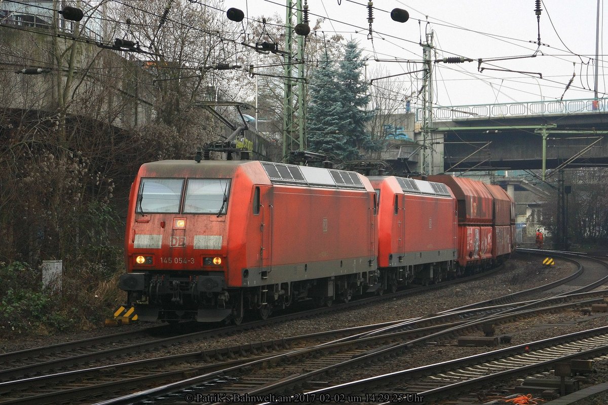 DB 145 054 + DB 145 xxx mit Kohlewagenzug am 02.02.2017 in Hamburg-Harburg