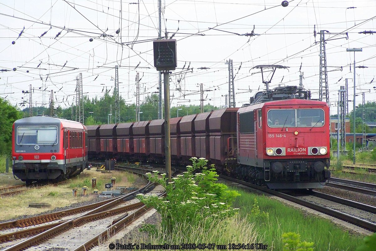 DB 155 146 mit Erzwagenzug und 628 206 abgestellt am 07.05.2008 in Lüneburg