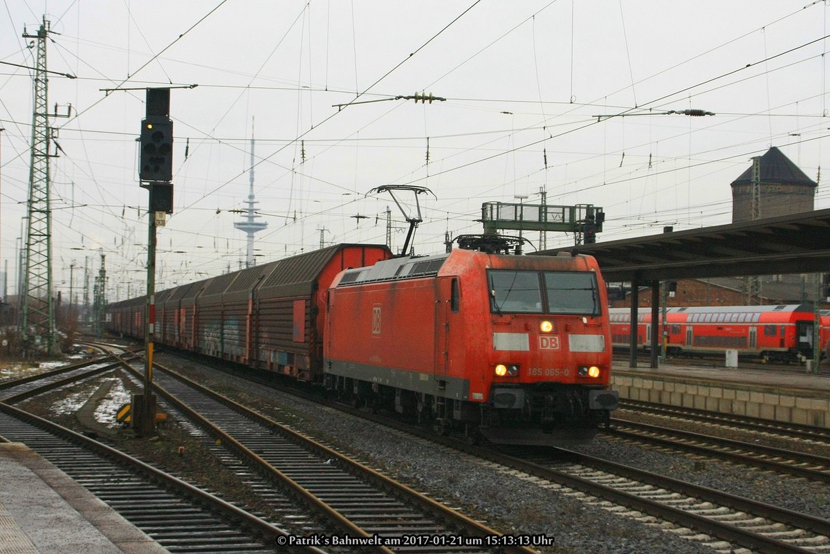 DB 185 065 mit Autotransportwagen am 21.01.2017 in Bremen Hbf