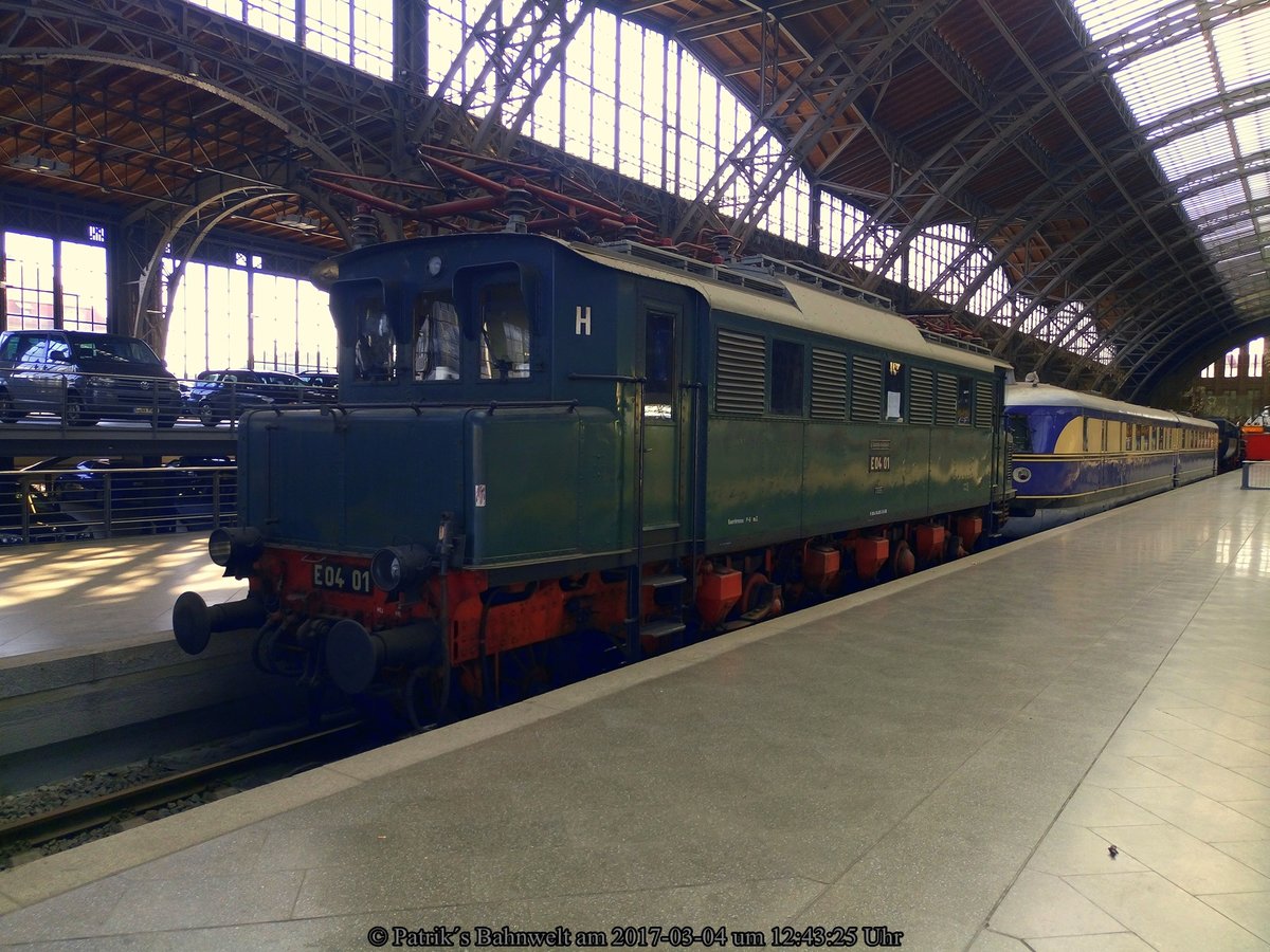 E04 01 abgestellt in Leipzig Hbf auf dem Museumsgleis am 04.03.2017