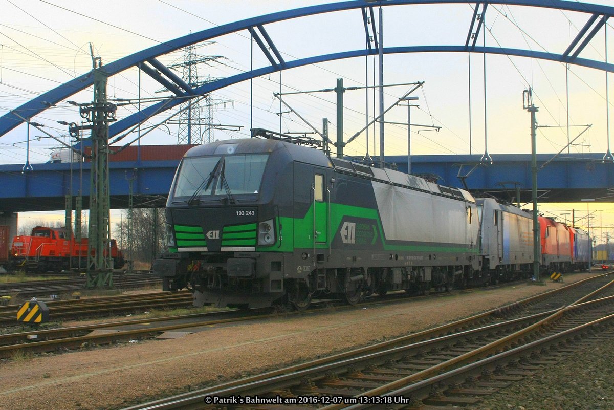 ELL 193 243 steht am 07.12.2016 im Hafenbahnhof Alte Süderelbe in Hamburg-Altenwerder abgestellt