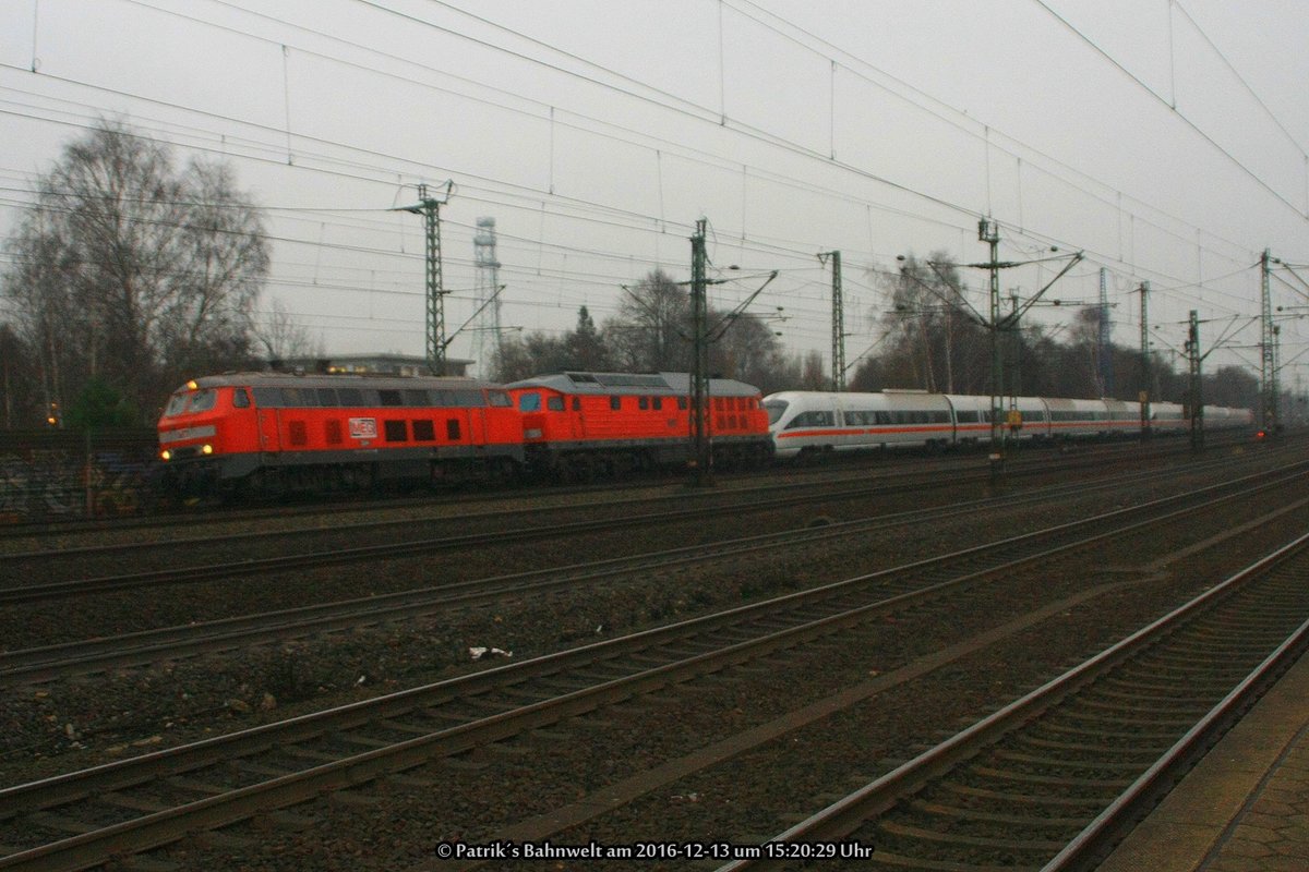 MEG 218 390 + DB 234 242 + DB 605 012 + DB 605 015 + DB 605 008 + DB 234 278 auf Überführungsfahrt nach Mukran am 13.12.2016 in Hamburg-Harburg