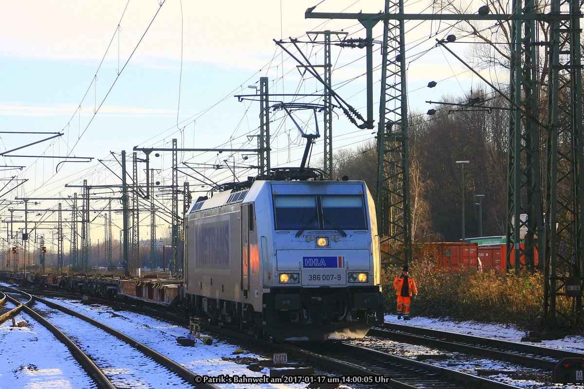 Metrans 386 007 mit Containertragwagenzug am 17.01.2017 in Hamburg-Harburg