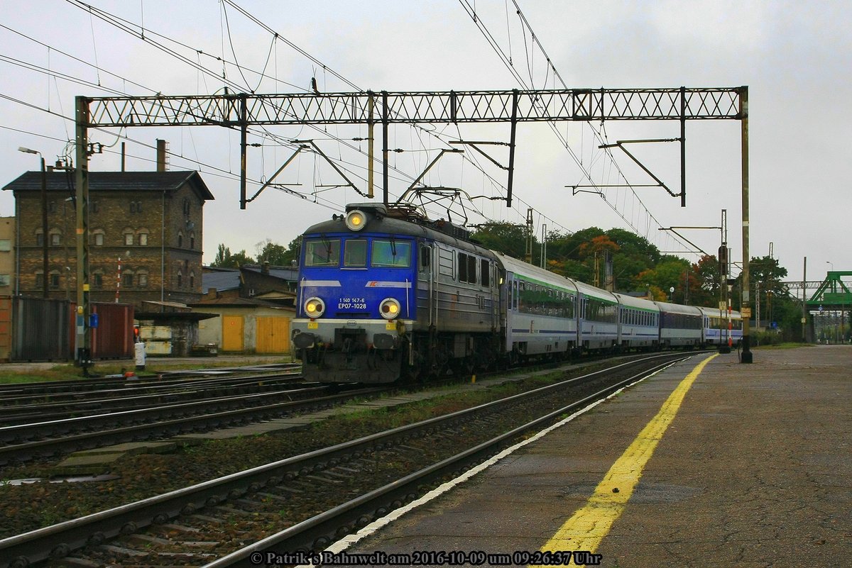 PKP InterCity EP07-1028 mit TLK am 09.10.2016 in Krzyz