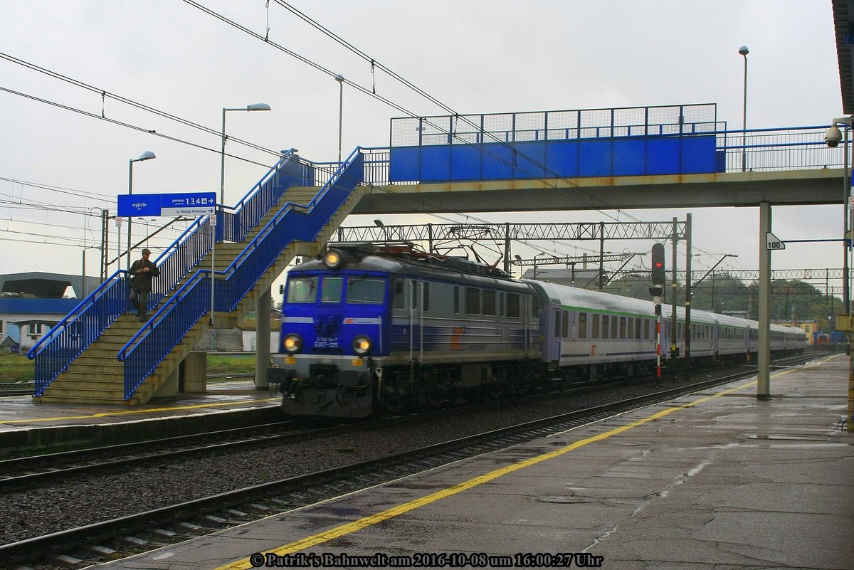 PKP InterCity EU07-725 mit TLK am 08.10.2016 in Krzyz