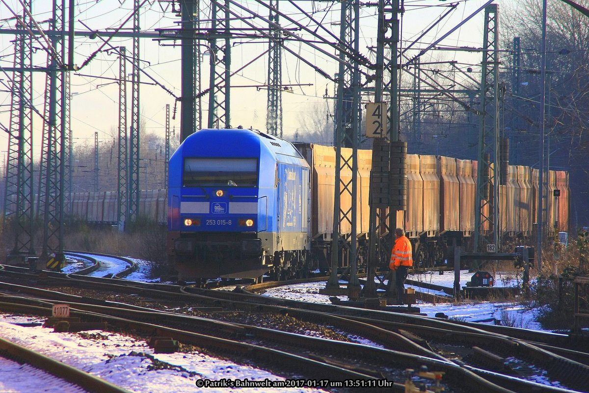 PRESS 253 015 mit Hackschnitzelzug am 17.01.2017 in Hamburg-Harburg