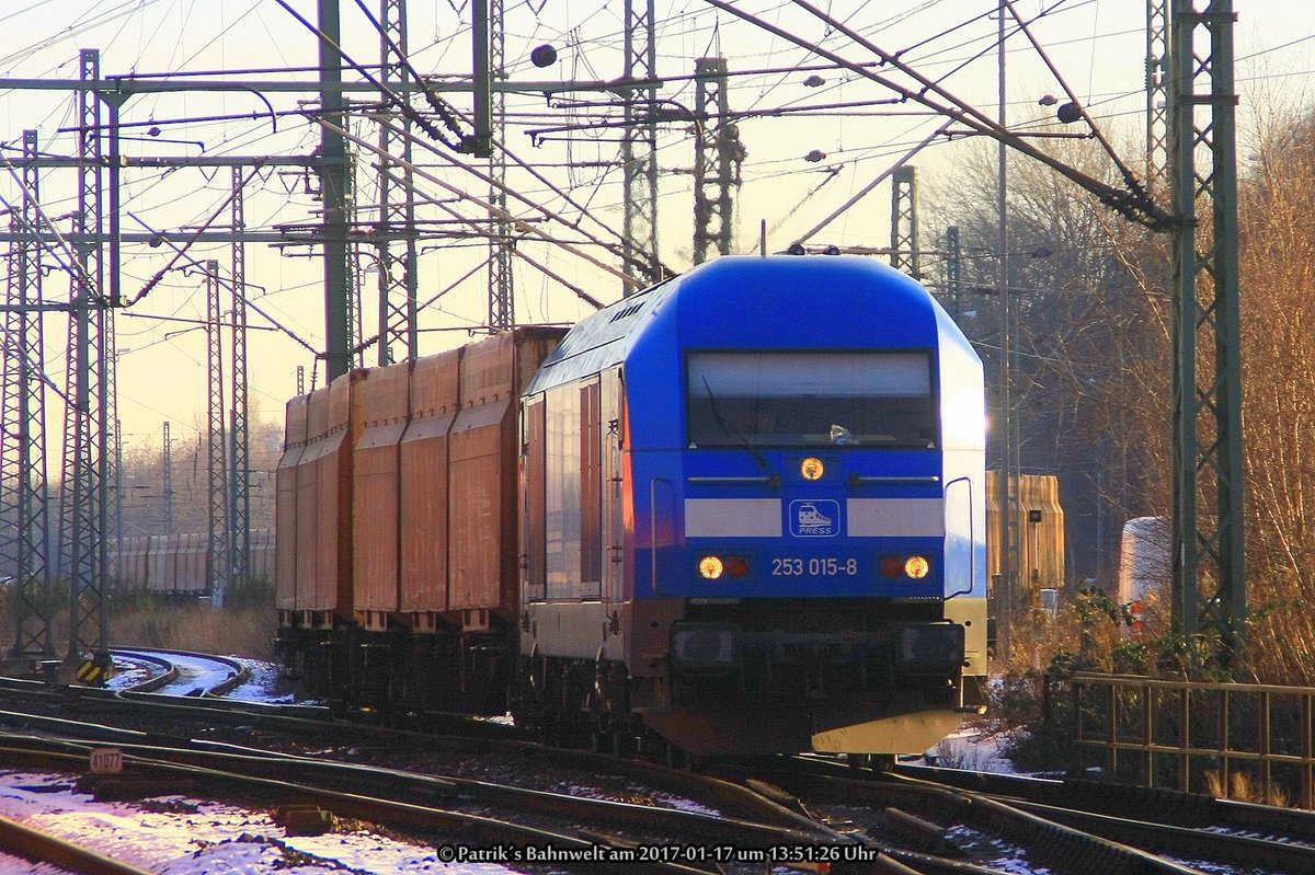 PRESS 253 015 mit Hackschnitzelzug am 17.01.2017 in Hamburg-Harburg