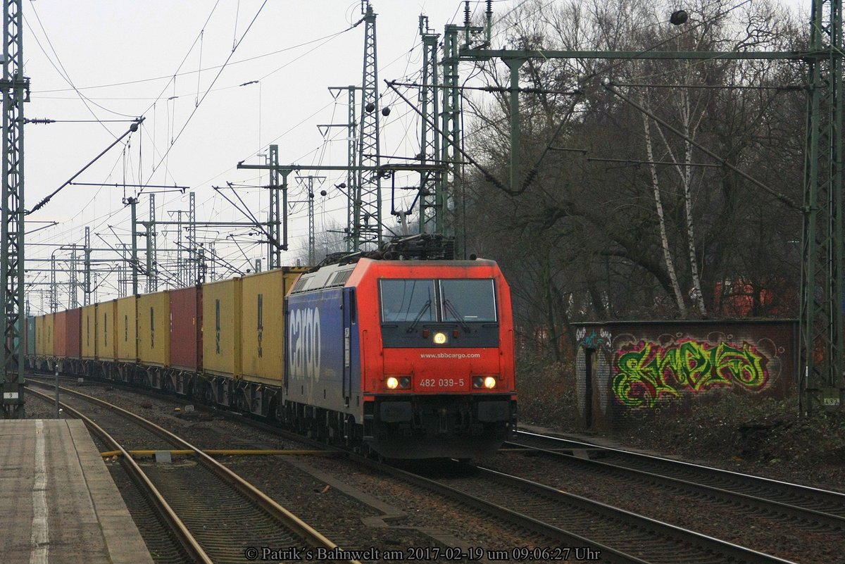 SBB Cargo 482 039 mit Containerzug am 19.02.2017 in Hamburg Hbf