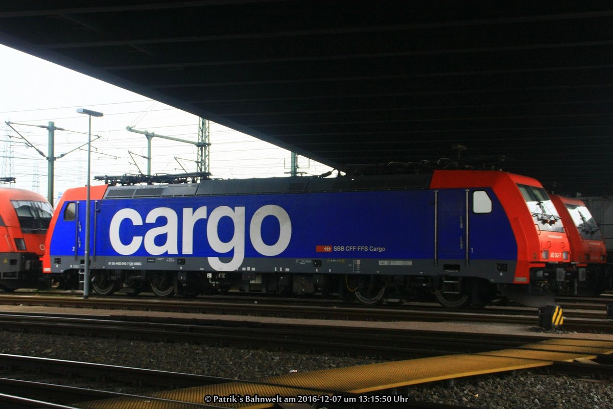 SBB Cargo 482 043 steht am 07.12.2016 im Hafenbahnhof Alte Süderelbe in Hamburg-Altenwerder abgestellt