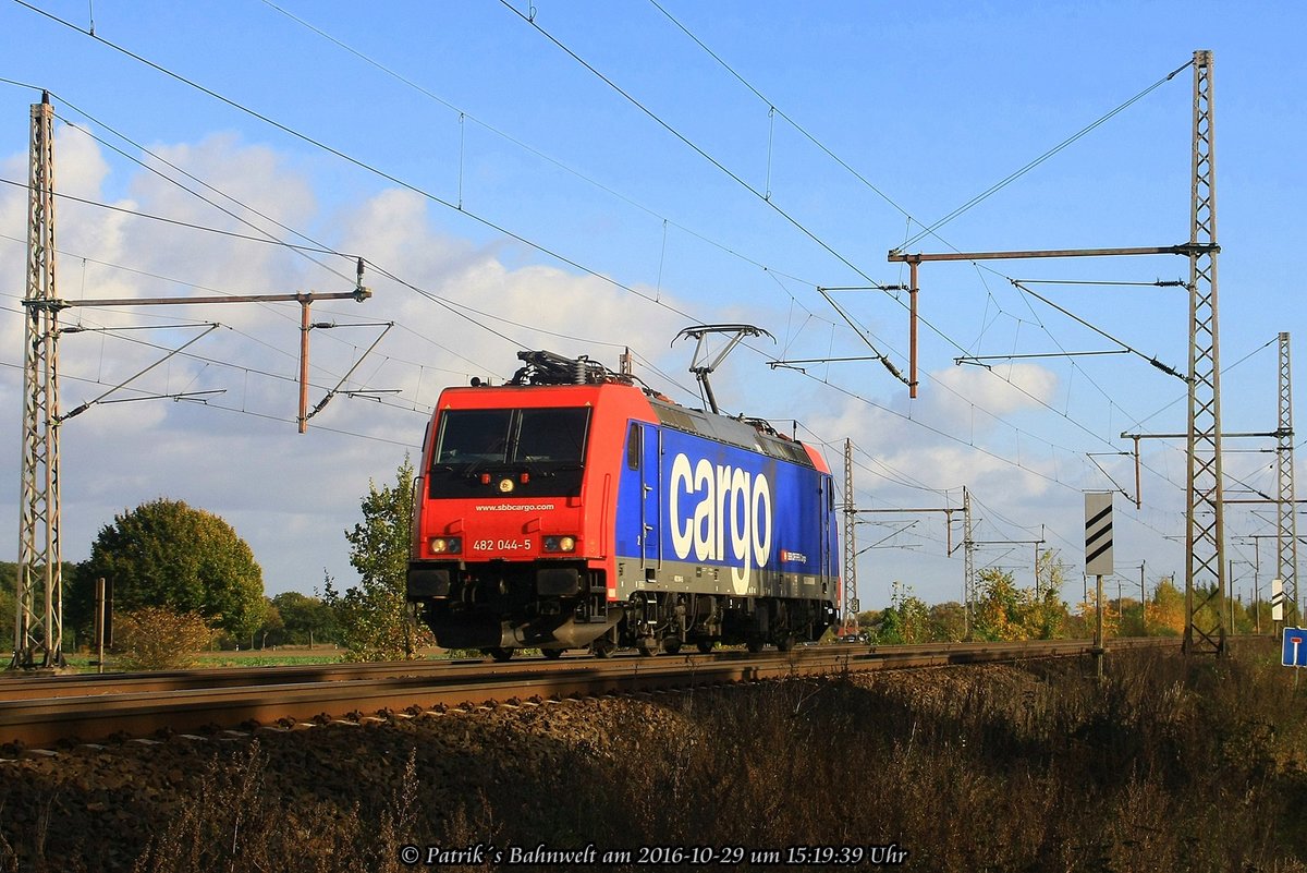 SBB Cargo 482 044 Lz am 29.10.2016 in Dedensen-Gümmer auf dem Weg Richtung Westen 