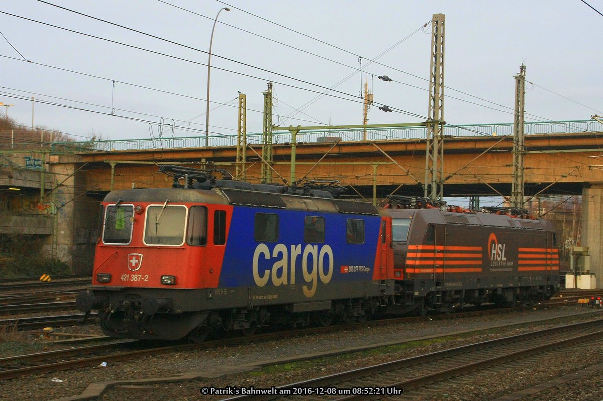 SBB Cargo Re 421 387 und HSL 151 017 abgestellt am 08.12.2016 in Hamburg-Harburg Gl.175