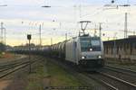 Rpool / RTB Cargo 185 680 mit Kesselwagenzug am 08.12.2016 in Lüneburg